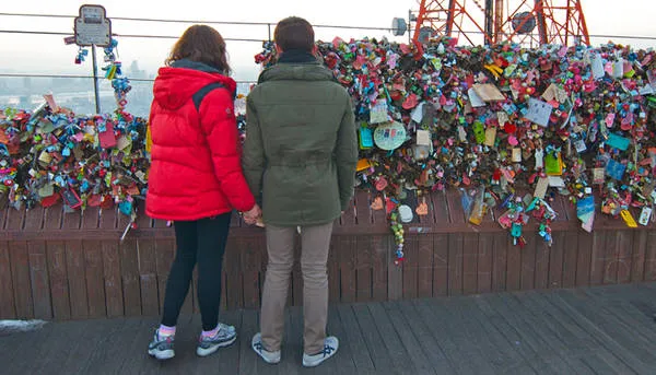 Hàng ngàn ổ khóa tình yêu với đủ màu sắc, hình dáng được treo trên hàng rào tại Tháp Namsan, tượng trưng cho tình yêu vĩnh cửu. Ảnh: Bittenbythetravelbug