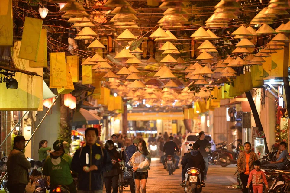 Hàng trăm chiếc nón lá được treo trên phố Đào Duy Từ, Hà Nội