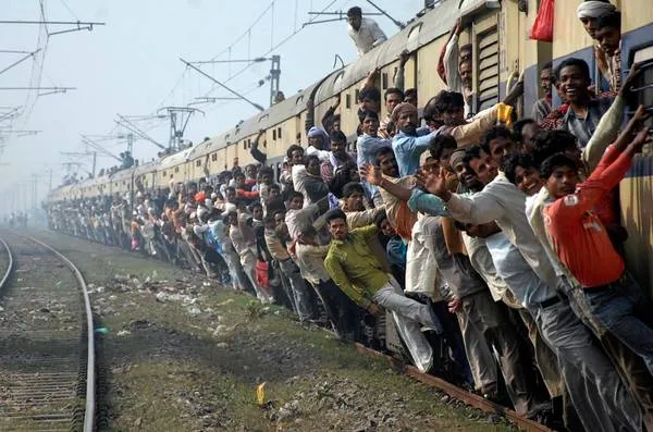 Hành khách chen chúc trên tàu hỏa ở Ấn Độ. Ảnh: Stringer India/Reuters