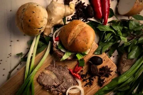 Hành lá, tiêu và nhiều loại gia vị khác trên lớp vỏ thơm giòn của bánh mì. Một ổ bánh mì phở có giá 25.000 đồng.