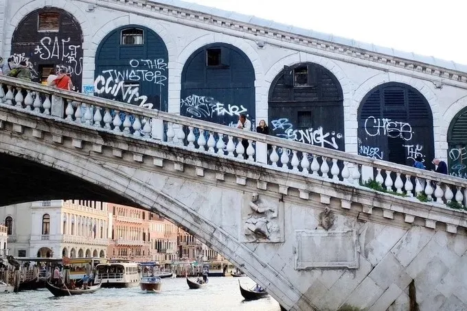 Hành vi phá hoại di tích tại Venice sẽ bị phạt rất nặng