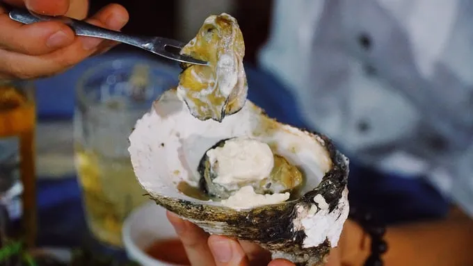 Hàu nướng phô mai béo ngậy, thơm lừng, là món ăn được nhiều thực khách lựa chọn.
