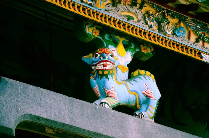 Hệ thống cột gỗ và kèo gác chạm trổ công phu