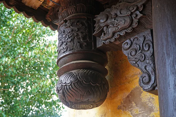 Hệ thống hoành phi câu đối sơn son thếp vàng trong chùa Hải Tạng.