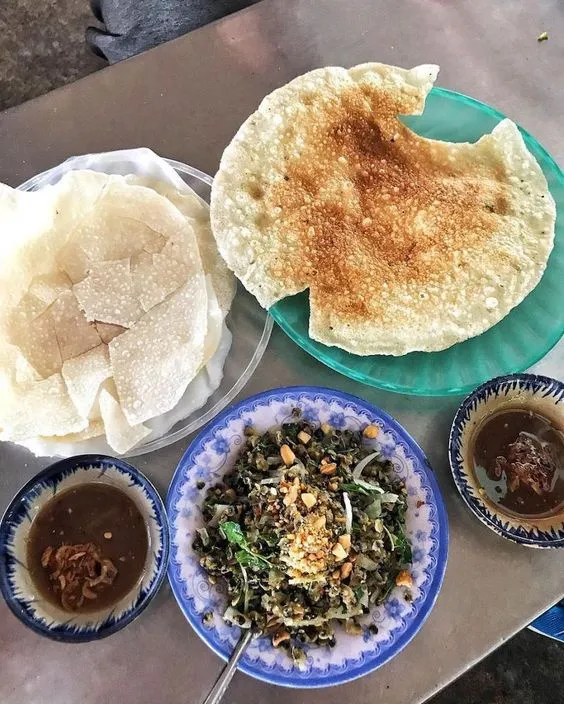 Hến xúc bánh đa được bày bán