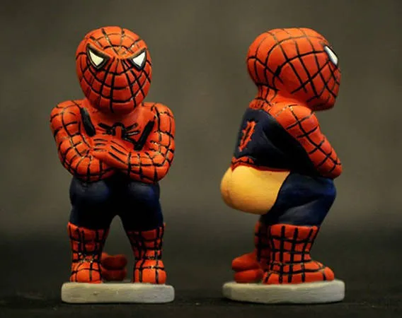 Hình ảnh bức tượng Caganer được tạo hình theo một cầu thủ bóng đá.