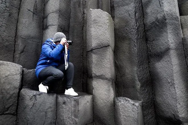 Hình ảnh các cột đá bazan trên bãi biển Reynisfjara. Nguồn ảnh: Nights_dreamworld, iskingtom.
