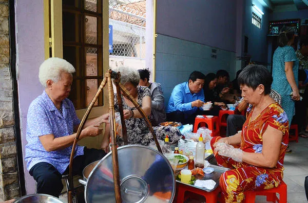 Hình ảnh cô tóc bạc cùng người thân trong gia đình đang bán bánh canh