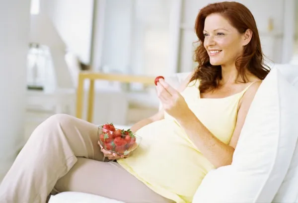 Hình ảnh minh họa bà bầu bị đau dạ dày nên kiêng ăn chua