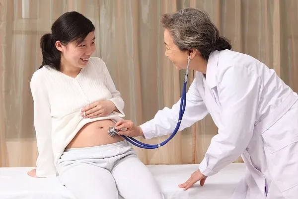 Hình ảnh minh họa bà bầu đi khám bác sĩ
