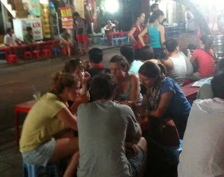 Hình ảnh một cô gái Tây đang trò chuyện cùng một chàng trai Việt trên phố