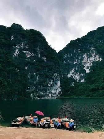 Hình ảnh người chèo thuyền tại Tràng An