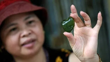 Hình ảnh người dân tìm kiếm đá quý