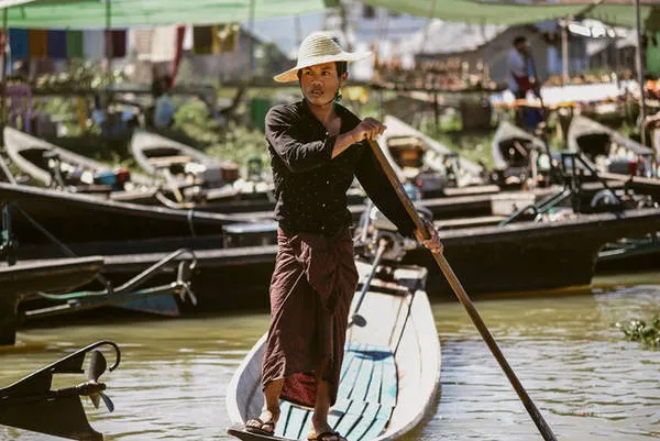 Hình ảnh người dân tộc Inthar sinh sống trên hồ Inle