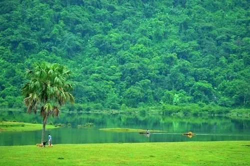 Hình ảnh phản chiếu trên mặt nước hồ Noong