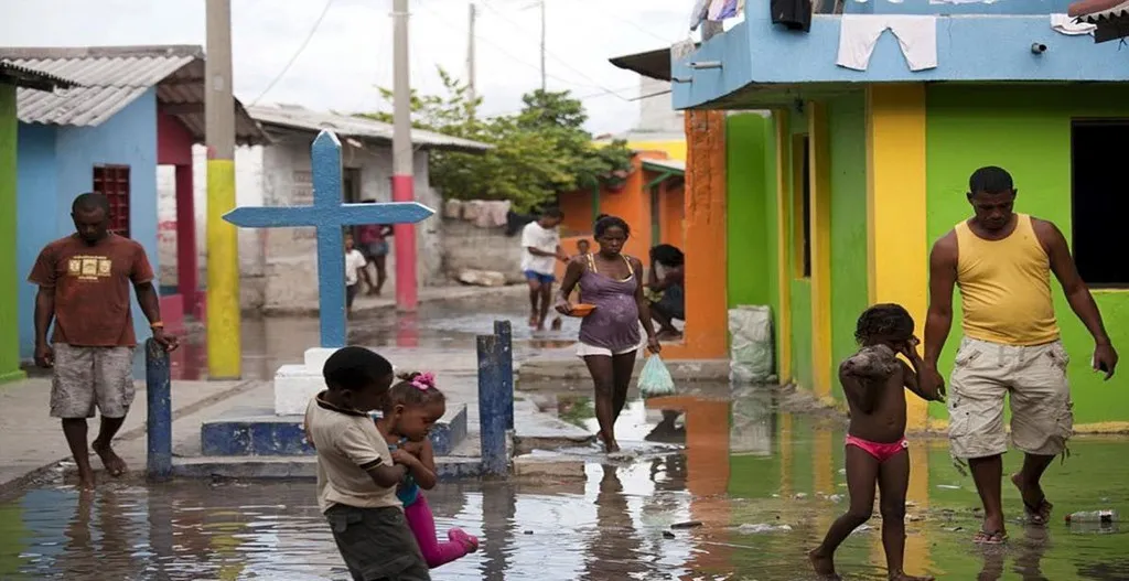 Hình ảnh sóng biển đánh vào bờ đảo Santa Cruz del Islote. Ảnh: Colombia Me Gusta.