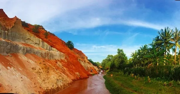 Hình ảnh Suối Tiên ở Phan Thiết với dòng nước nhỏ chảy qua khe đá và cát trắng.
