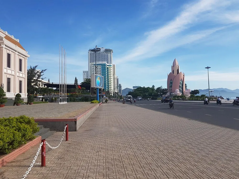 Hình ảnh tháp Trầm Hương của Nha Trang đang đón chào ngày mới một cách đầy kiêu hãnh và tràn đầy sức sống .