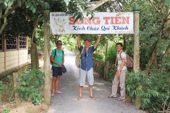 Hình ảnh vườn trái cây sai trĩu quả ở miền Tây. Alt: Hình ảnh một vườn trái cây sum suê ở miền Tây, trên cây trĩu quả chín mọng, tạo nên một khung cảnh vô cùng hấp dẫn.