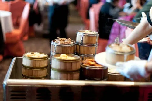 Hình ảnh xe đẩy dimsum trong nhà hàng. Ảnh: dembowski.