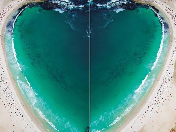 Hình đôi tạo hình trái tim của bãi biển Camps Bay, Cape Town, Nam Phi