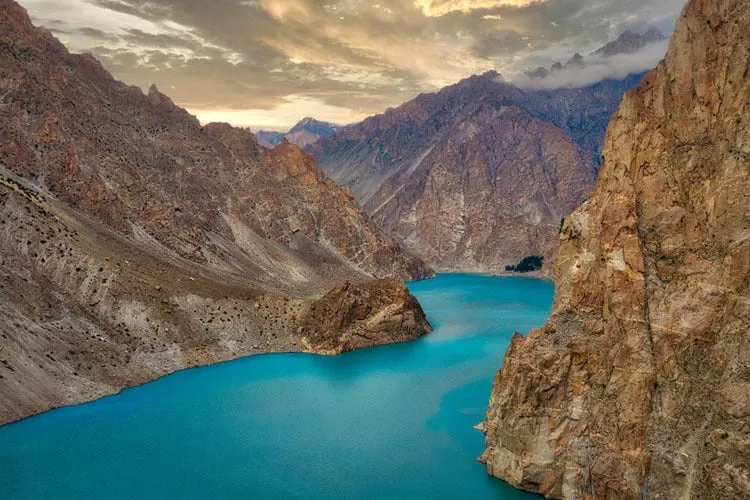 Hồ Attabad nằm giữa thung lũng Hunza hùng vĩ. Ảnh: Lukas Bischoff Photograph/Shutterstock.