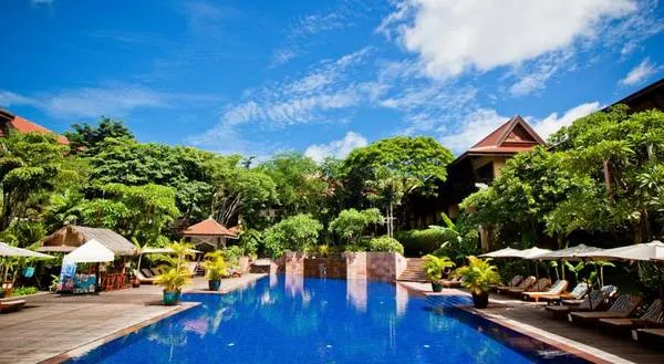 Hồ bơi nước mặn tại Victoria Angkor Resort &amp; Spa. Ảnh: victoriahotels.asia