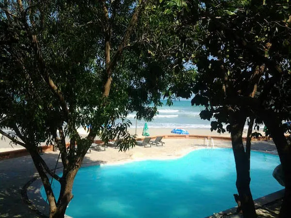 Hồ bơi sát biển tại Wild Beach Resort &amp; Spa. Ảnh: Жанна Устинова
