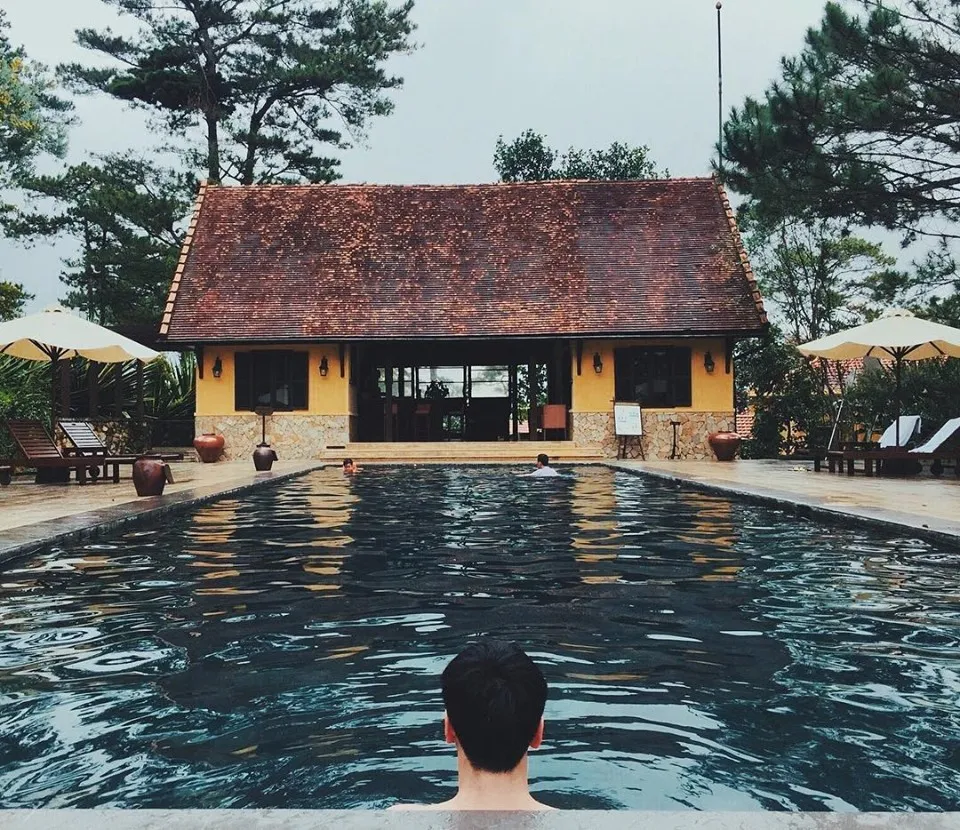 Hồ bơi tại Ana Mandara Villas Đà Lạt