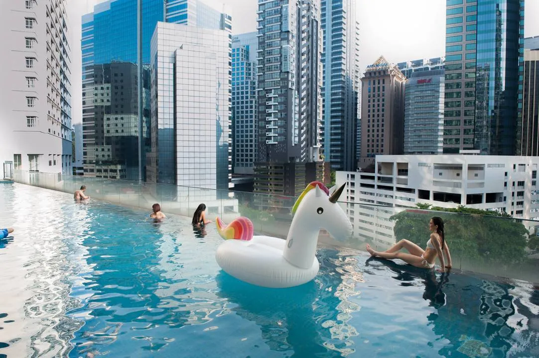 Hồ bơi tại khách sạn Ramada Suites by Wyndham