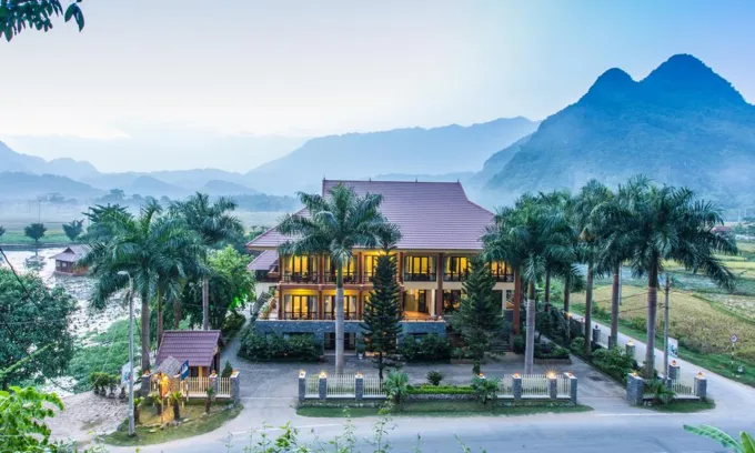 Hồ bơi tại Mai Châu Lodge