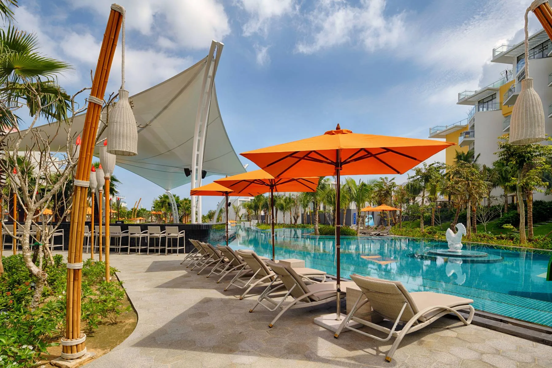 Hồ bơi tràn bờ tại Premier Residences Phú Quốc Emerald Bay
