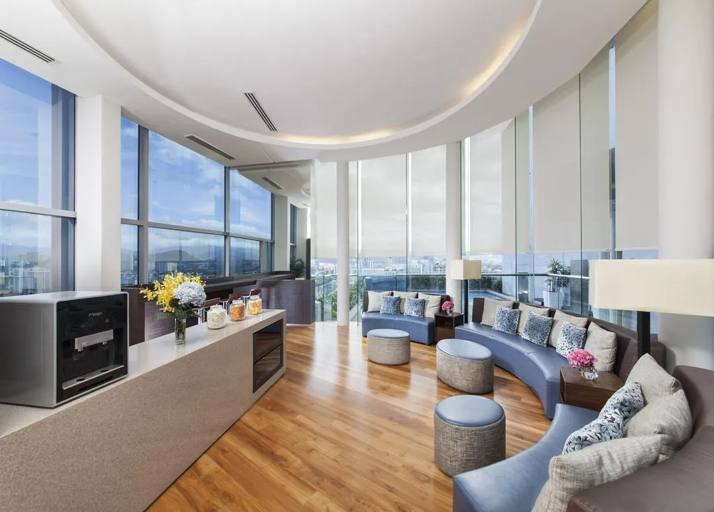 Hồ bơi trên cao nhìn ra thành phố tại Somerset Kuala Lumpur