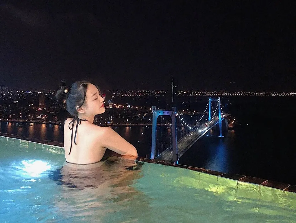 Hồ bơi vô cực dát vàng 24k tại khách sạn Golden Bay Đà Nẵng lung linh về đêm. Ảnh: peacevol__.