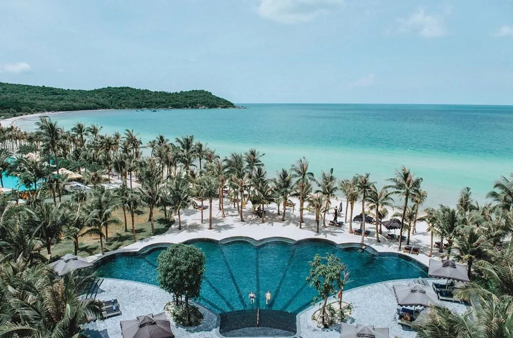 Hồ bơi vô cực hình vỏ sò tại JW Marriott Phu Quoc Emerald Bay Resort &amp; Spa nhìn ra bãi Khem. Ảnh: JW Marriott.