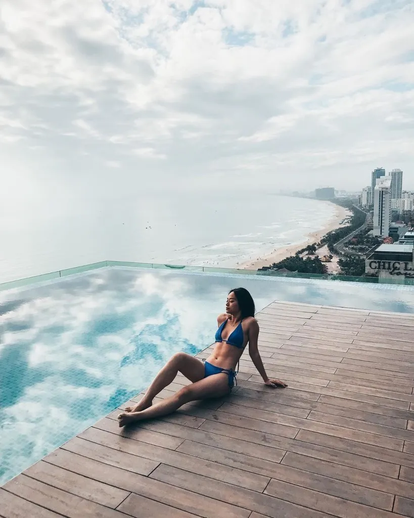 Hồ bơi vô cực tại A La Carte Đà Nẵng Beach với tầm nhìn ra biển Mỹ Khê. Ảnh: hmeuu, jupa.l.