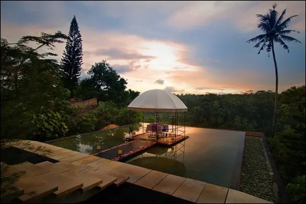 Hồ bơi vô cực tại Kupu Kupu Barong Villas and Tree Spa by L’OCCITANE