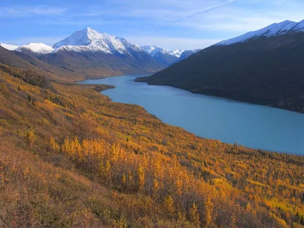 Hồ Eklutna, địa điểm lý tưởng cho hoạt động chèo thuyền kayak gần Anchorage, Alaska.