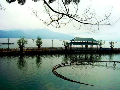 Hồ Núi Cốc nằm cách trung tâm thành phố Thái Nguyên 16km, thuận tiện cho việc di chuyển.  Khung cảnh non nước hữu tình là điểm nhấn thu hút du khách.