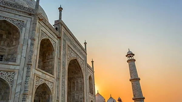 Hồ nước trong vắt phản chiếu Taj Mahal