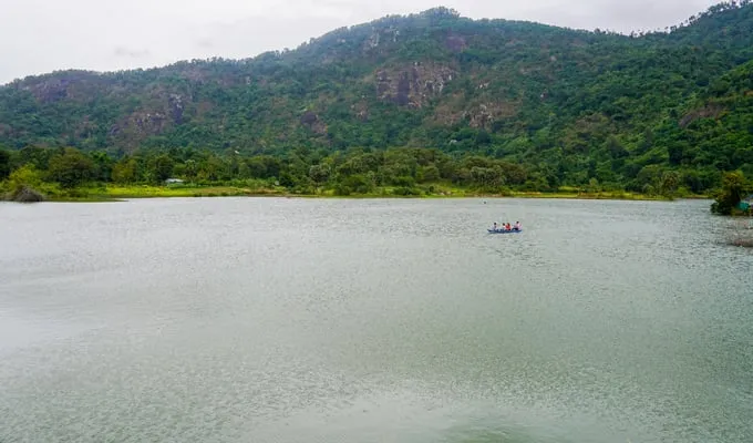 Hồ Ô Thum (xã Ô Lâm, huyện Tri Tôn, An Giang) được hình thành khoảng chục năm trước với mục đích ngăn nước để sản xuất nông nghiệp. Hồ nằm về hướng tây của núi Cô Tô và hướng đông của đồi Tức Dụp. Hồ có diện tích không lớn nhưng cảnh quan hữu tình, mặt nước phẳng lặng, xanh biếc. Vài năm gần đây, nơi này trở thành điểm du lịch mới nổi của vùng Bảy Núi.
