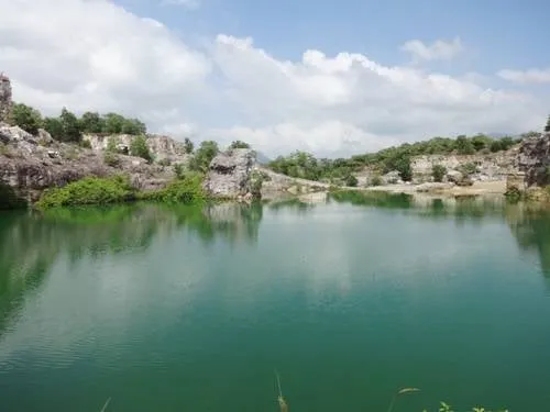 Hồ Tà Pạ với màu nước xanh ngọc bích đặc trưng. Ảnh: Bùi Ngọc Hà.
