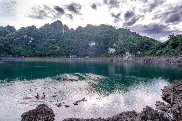 Hồ trên núi đá Thung Nai - Hòa Bình