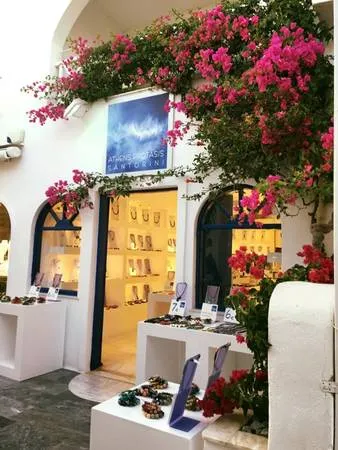 Hoa giấy tô điểm cho những ngôi nhà trắng ở Santorini.