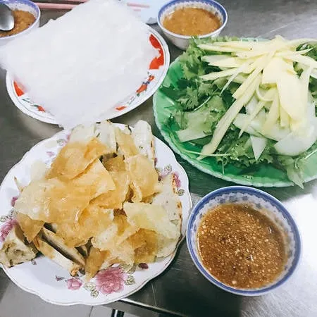 Hoa hậu Mỹ Linh thưởng thức nem cuốn và chả dông