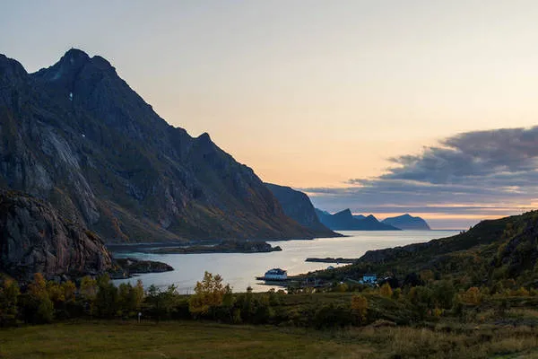 Hoàng hôn mùa thu buông xuống trên Tangstad, quần đảo Lofoten, Na Uy. Ảnh: Olivier Morin/AFP/Getty