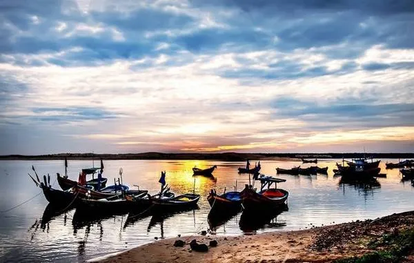 Hoàng hôn trên biển tại làng chài Bình Châu. Ảnh: Ngọc Sơn