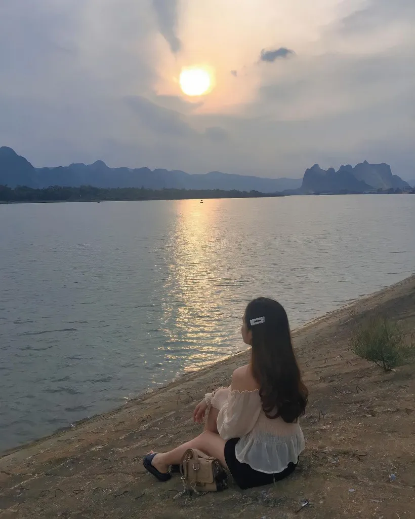 Hoàng hôn trên sông Gianh. Alt: Khung cảnh hoàng hôn thơ mộng trên sông Gianh
