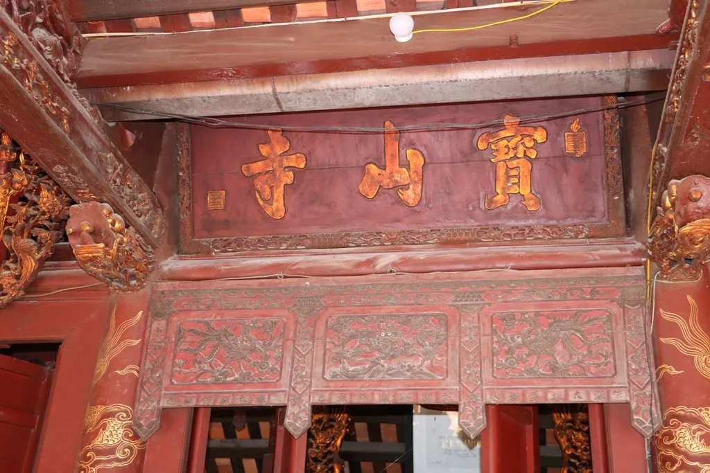 Hoành phi cổ trong chùa. Ảnh: dangcongsan.vn