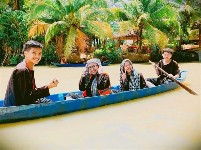 Hoạt động chèo thuyền trên sông